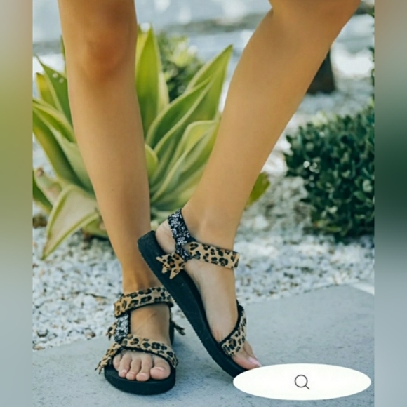 VICI COLLECTION BESSIE LEOPARD BANDANA PRINT VELCRO SANDALS - Picture 1 of 13